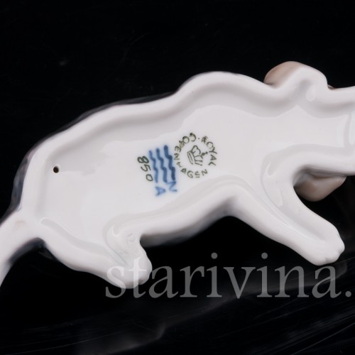 Лежащий щенок бигля, Royal Copenhagen, Дания