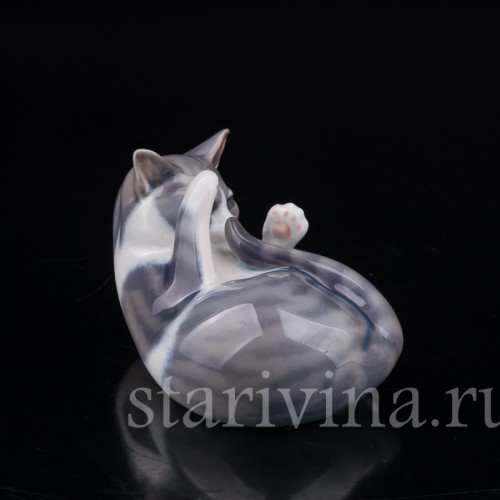 Фарфоровая статуэтка Кот, играющий со своим хвостом, Royal Copenhagen, Дания, кон. 20 в.