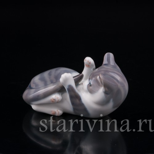 Фарфоровая статуэтка Кот, играющий со своим хвостом, Royal Copenhagen, Дания, кон. 20 в.