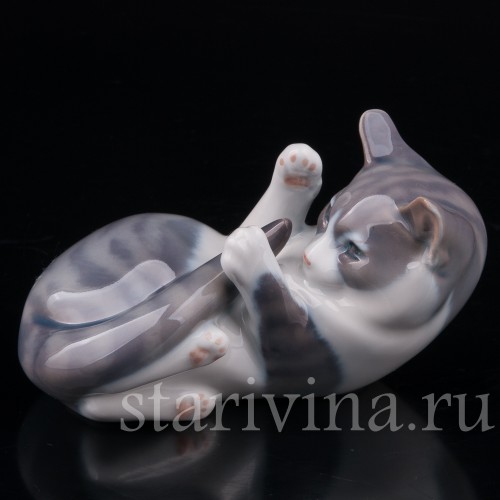 Фарфоровая статуэтка Кот, играющий со своим хвостом, Royal Copenhagen, Дания, кон. 20 в.