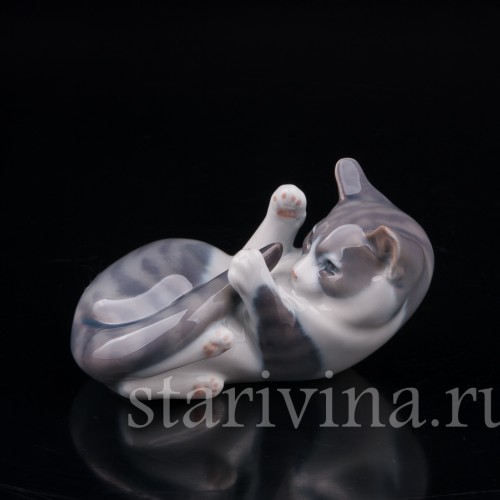 Фарфоровая статуэтка Кот, играющий со своим хвостом, Royal Copenhagen, Дания, кон. 20 в.