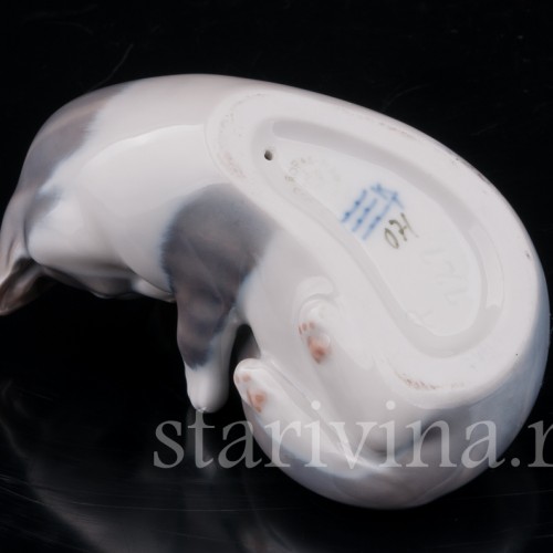 Фарфоровая статуэтка Кот, играющий со своим хвостом, Royal Copenhagen, Дания, кон. 20 в.