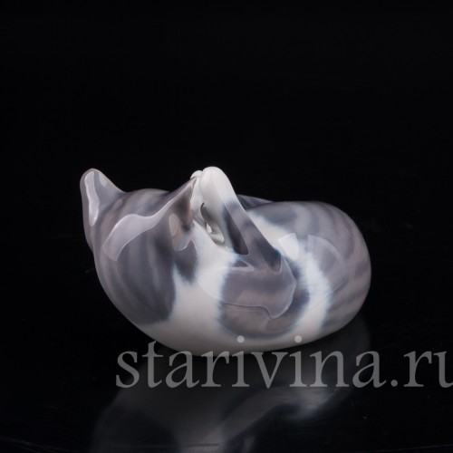 Фарфоровая статуэтка Кот, играющий со своим хвостом, Royal Copenhagen, Дания, кон. 20 в.