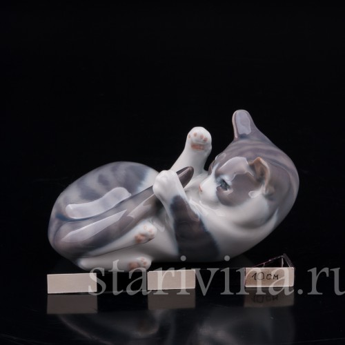 Фарфоровая статуэтка Кот, играющий со своим хвостом, Royal Copenhagen, Дания, кон. 20 в.