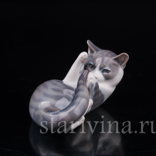 Фарфоровая статуэтка Кот, играющий со своим хвостом, Royal Copenhagen, Дания, кон. 20 в.