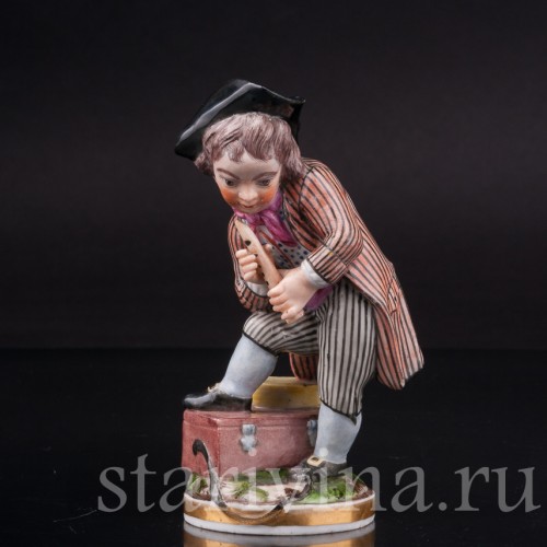 Фигурка из фарфора Мальчик с флейтой, Англия, 19 в.
