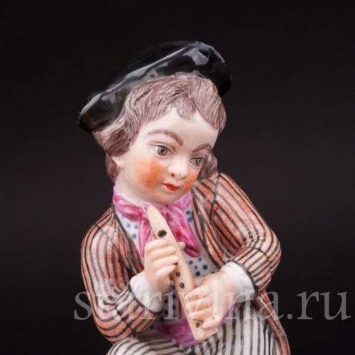 Фигурка из фарфора Мальчик с флейтой, Англия, 19 в.