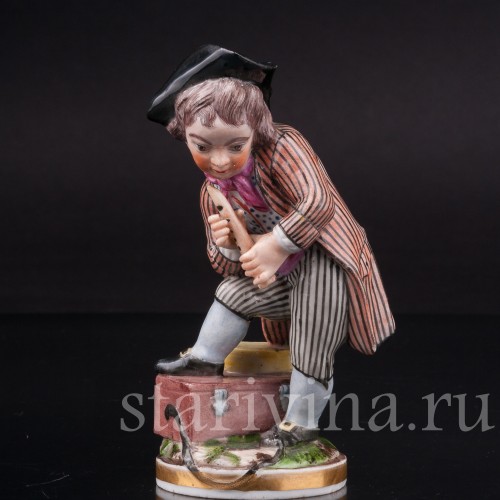 Фигурка из фарфора Мальчик с флейтой, Англия, 19 в.