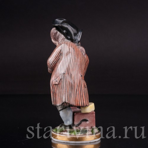 Фигурка из фарфора Мальчик с флейтой, Англия, 19 в.