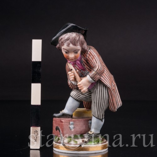 Фигурка из фарфора Мальчик с флейтой, Англия, 19 в.