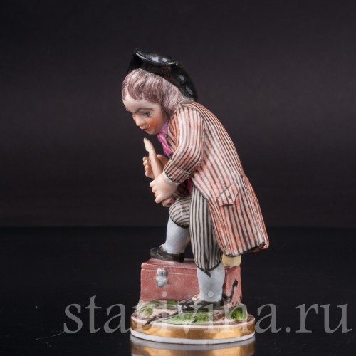 Фигурка из фарфора Мальчик с флейтой, Англия, 19 в.