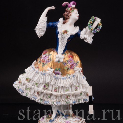 Фарфоровая статуэтка Девушка с венком, кружевная Volkstedt, Германия, до 1935 г.