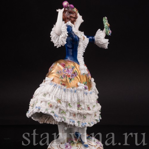 Фарфоровая статуэтка Девушка с венком, кружевная Volkstedt, Германия, до 1935 г.