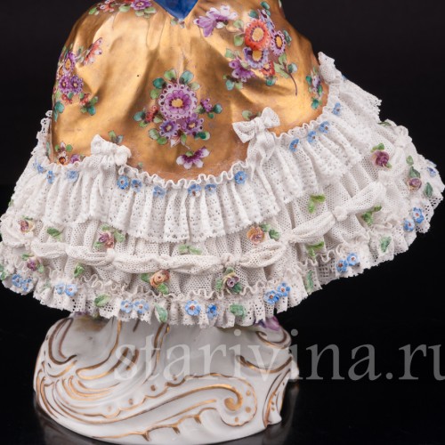 Фарфоровая статуэтка Девушка с венком, кружевная Volkstedt, Германия, до 1935 г.