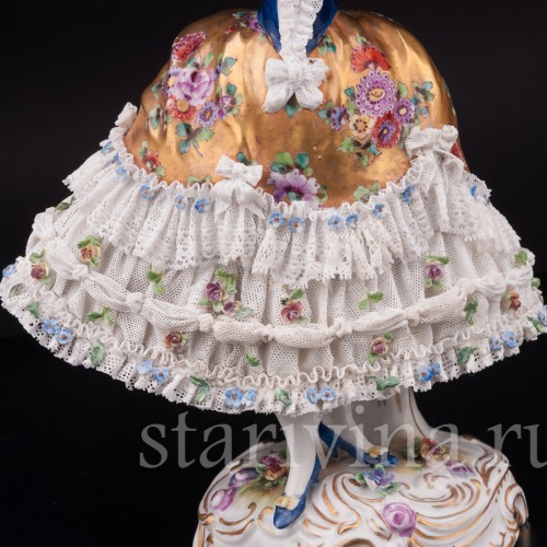 Фарфоровая статуэтка Девушка с венком, кружевная Volkstedt, Германия, до 1935 г.