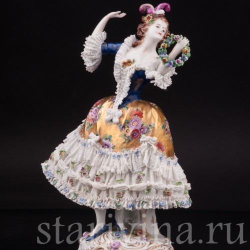 Фарфоровая статуэтка Девушка с венком, кружевная Volkstedt, Германия, до 1935 г.