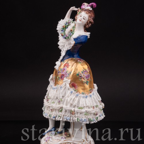 Фарфоровая статуэтка Девушка с венком, кружевная Volkstedt, Германия, до 1935 г.