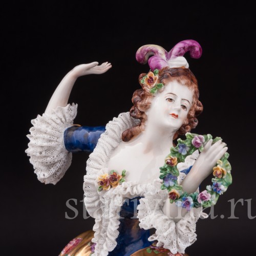Фарфоровая статуэтка Девушка с венком, кружевная Volkstedt, Германия, до 1935 г.