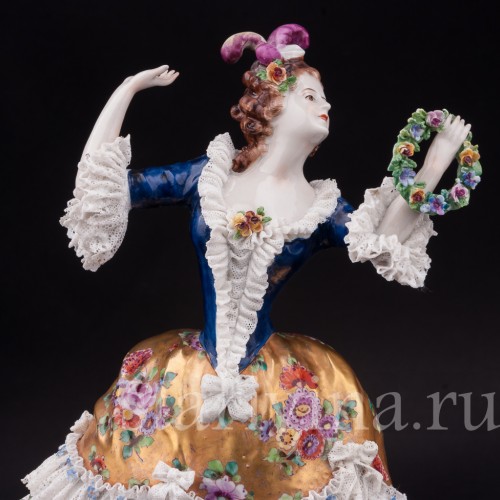 Фарфоровая статуэтка Девушка с венком, кружевная Volkstedt, Германия, до 1935 г.