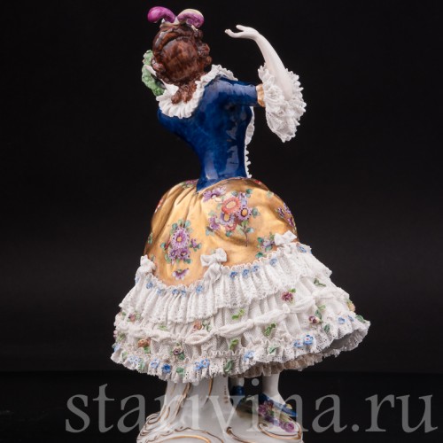 Фарфоровая статуэтка Девушка с венком, кружевная Volkstedt, Германия, до 1935 г.