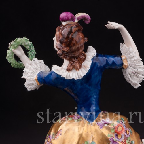 Фарфоровая статуэтка Девушка с венком, кружевная Volkstedt, Германия, до 1935 г.