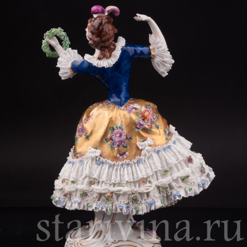 Фарфоровая статуэтка Девушка с венком, кружевная Volkstedt, Германия, до 1935 г.