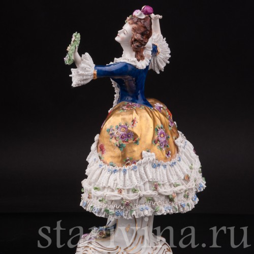 Фарфоровая статуэтка Девушка с венком, кружевная Volkstedt, Германия, до 1935 г.