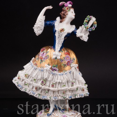 Фарфоровая статуэтка Девушка с венком, кружевная Volkstedt, Германия, до 1935 г.