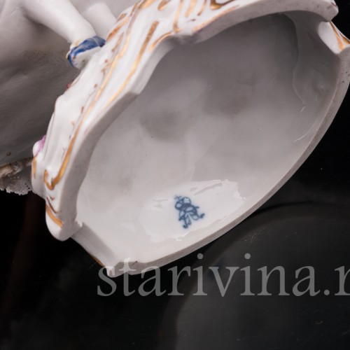 Фарфоровая статуэтка Девушка с венком, кружевная Volkstedt, Германия, до 1935 г.