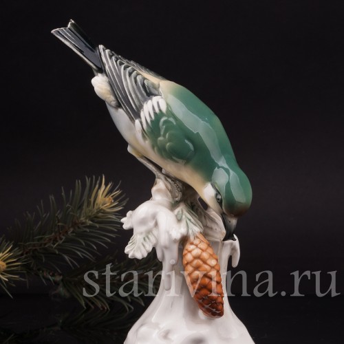Статуэтка птицы из фарфора Клёст на ели, Volkstedt, Германия, вт.пол. 20 в.
