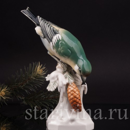 Статуэтка птицы из фарфора Клёст на ели, Volkstedt, Германия, вт.пол. 20 в.