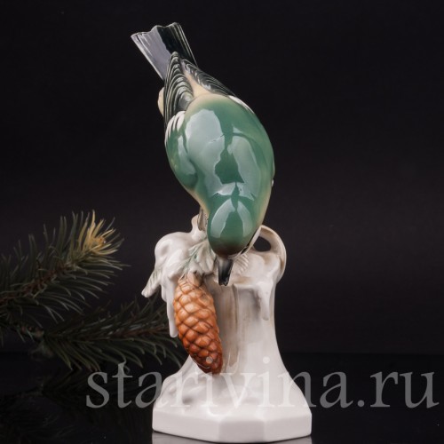 Статуэтка птицы из фарфора Клёст на ели, Volkstedt, Германия, вт.пол. 20 в.