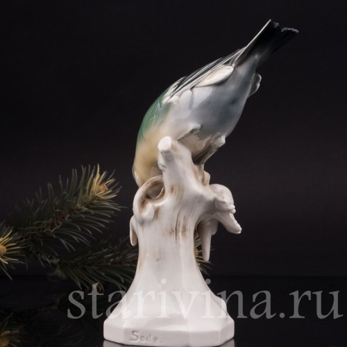 Статуэтка птицы из фарфора Клёст на ели, Volkstedt, Германия, вт.пол. 20 в.