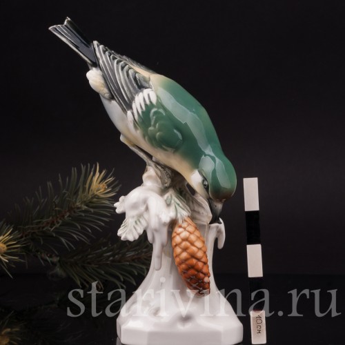 Статуэтка птицы из фарфора Клёст на ели, Volkstedt, Германия, вт.пол. 20 в.