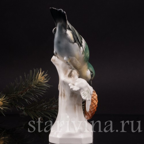 Статуэтка птицы из фарфора Клёст на ели, Volkstedt, Германия, вт.пол. 20 в.