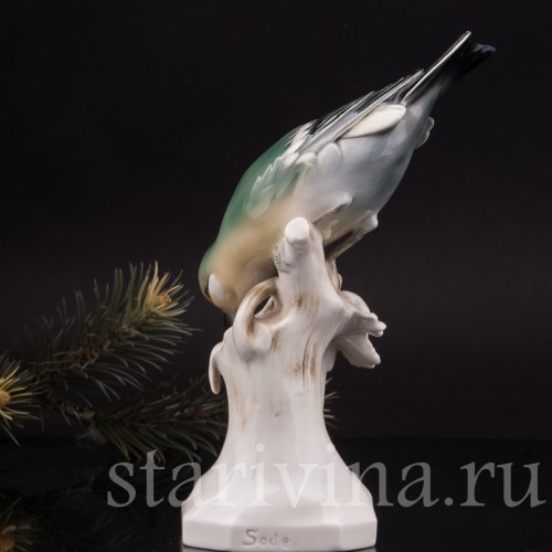 Статуэтка птицы из фарфора Клёст на ели, Volkstedt, Германия, вт.пол. 20 в.