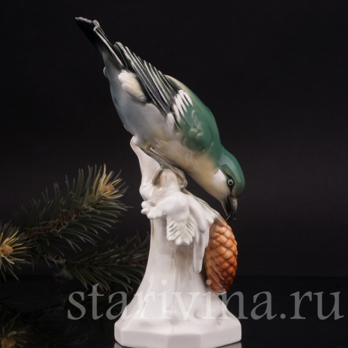 Статуэтка птицы из фарфора Клёст на ели, Volkstedt, Германия, вт.пол. 20 в.