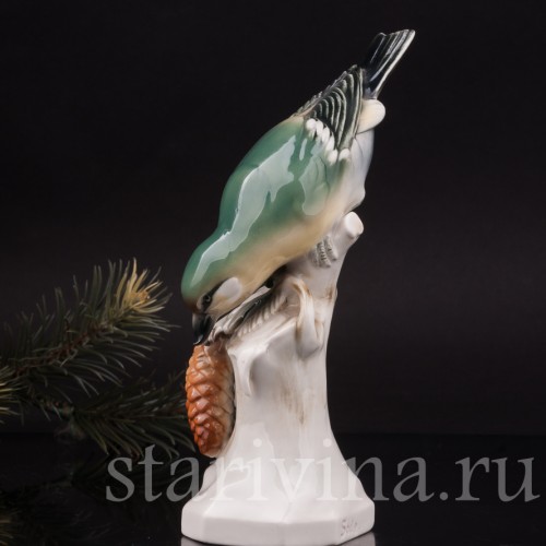 Статуэтка птицы из фарфора Клёст на ели, Volkstedt, Германия, вт.пол. 20 в.