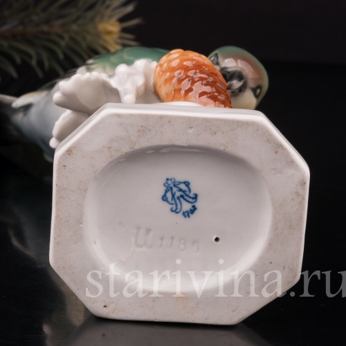 Статуэтка птицы из фарфора Клёст на ели, Volkstedt, Германия, вт.пол. 20 в.