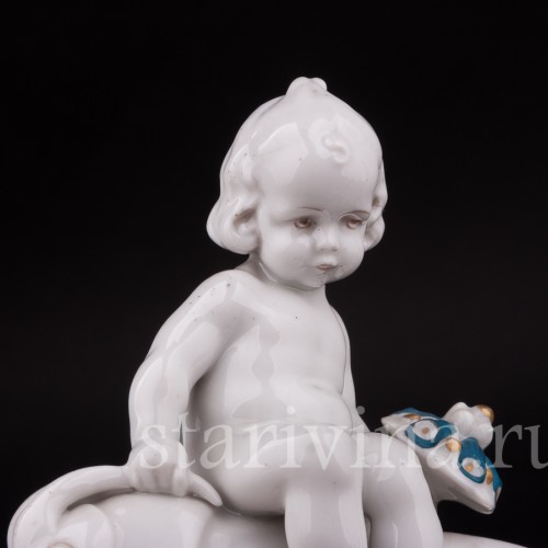 Фарфоровая статуэтка Малыш на кузнечике, Hertwig & Co, Германия, 1920-30 гг.