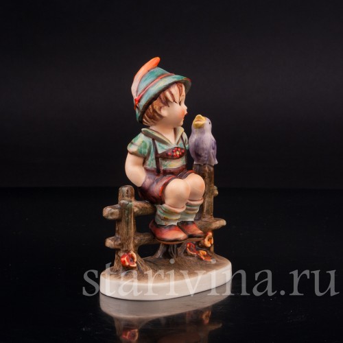 Фигурка мальчика из фарфора На заборе, Goebel, Германия, 1964-72 гг.