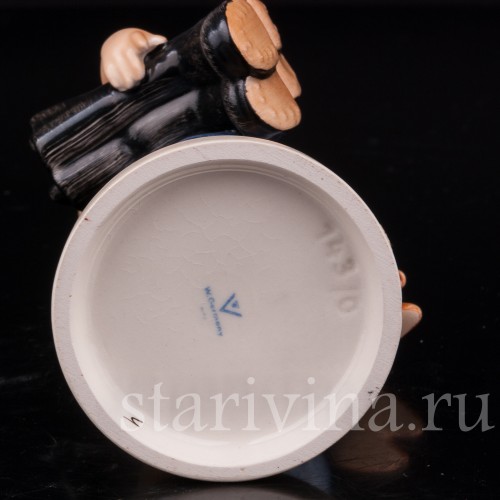 Фигурка мальчика из фарфора Маленький сапожник Goebel, Германия, 1960-72 гг.