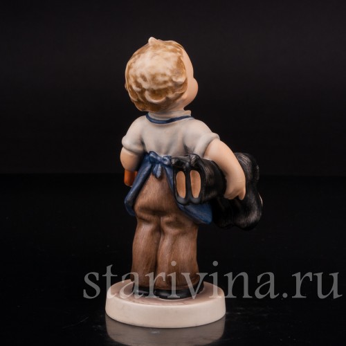Фигурка мальчика из фарфора Маленький сапожник Goebel, Германия, 1960-72 гг.