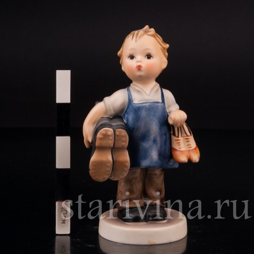 Фигурка мальчика из фарфора Маленький сапожник Goebel, Германия, 1960-72 гг.
