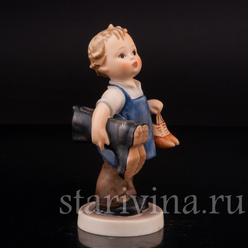 Фигурка мальчика из фарфора Маленький сапожник Goebel, Германия, 1960-72 гг.