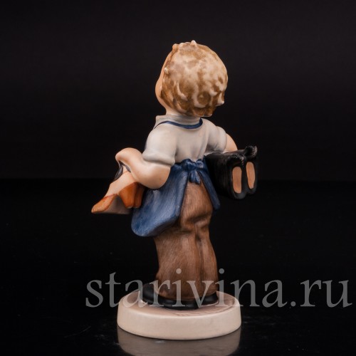 Фигурка мальчика из фарфора Маленький сапожник Goebel, Германия, 1960-72 гг.