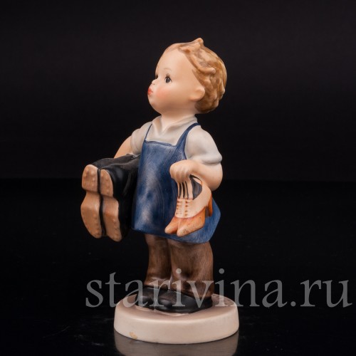 Фигурка мальчика из фарфора Маленький сапожник Goebel, Германия, 1960-72 гг.
