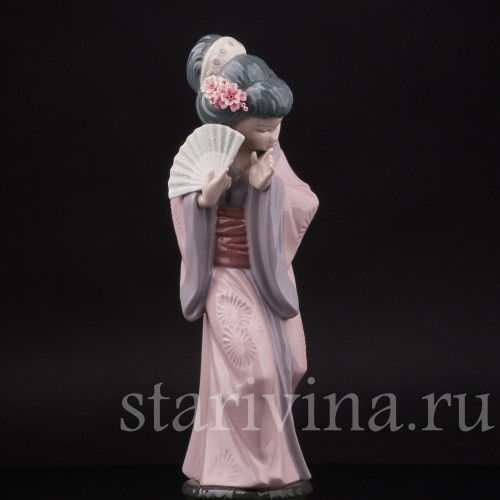 Фигурка девушки из фарфора Гейша с веером, Lladro, Испания.
