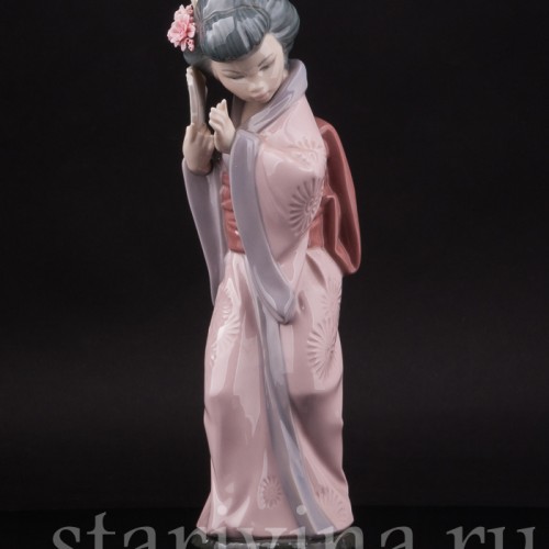 Фигурка девушки из фарфора Гейша с веером, Lladro, Испания.