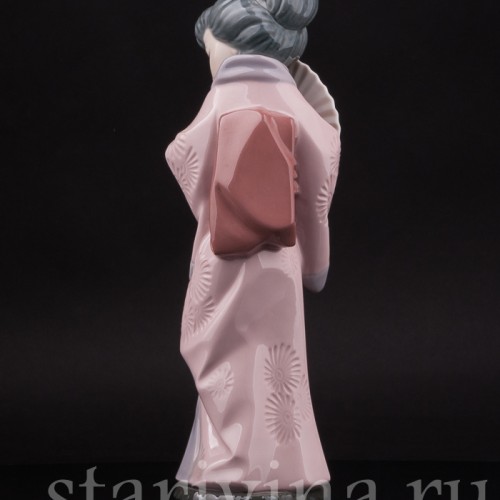 Фигурка девушки из фарфора Гейша с веером, Lladro, Испания.